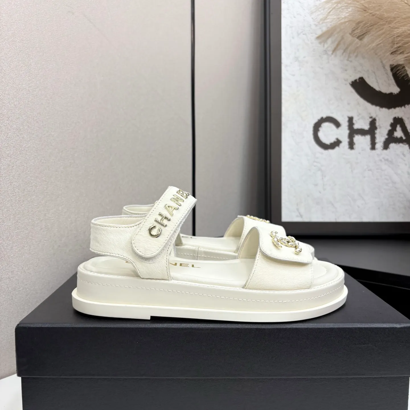 👟👟Ex-factory price 560👟👟Chanel Chanel's new early autumn thick-soled sandals are popular on catwalks on major social platforms. One of the most popular sandals at the moment. Soft and comfortable on the feet. Horsehair upper imported from Italy. Sheepskin feet. Original molded outsole Size: 35-40 (41 customized)